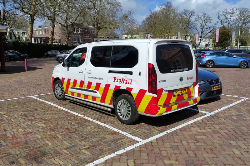 Museumlocomotief 605 van het Spoorwegmuseum herspoord door Incidentenbestrijders van ProRail